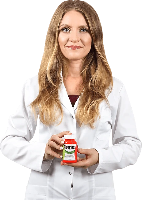 Una mujer sonriente sosteniendo una botella de Piperinox, simbolizando la satisfacción con los resultados del producto.